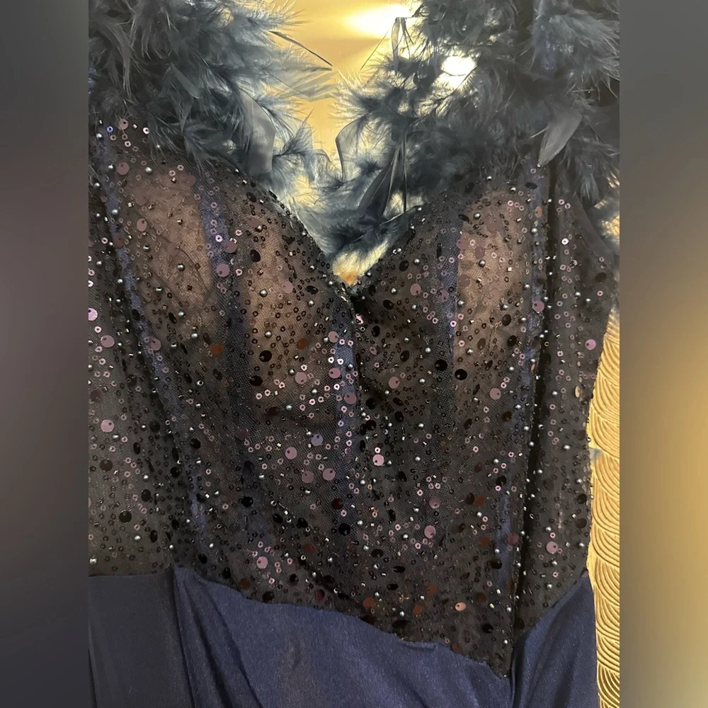 Elegant Navy Evening Gown with Feather Details - Picture 6 of 10